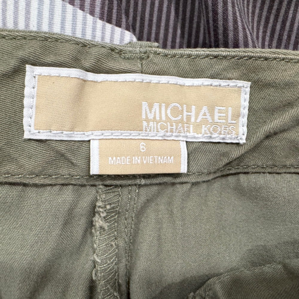 Capri, size 6. - Picture 2 of 2
